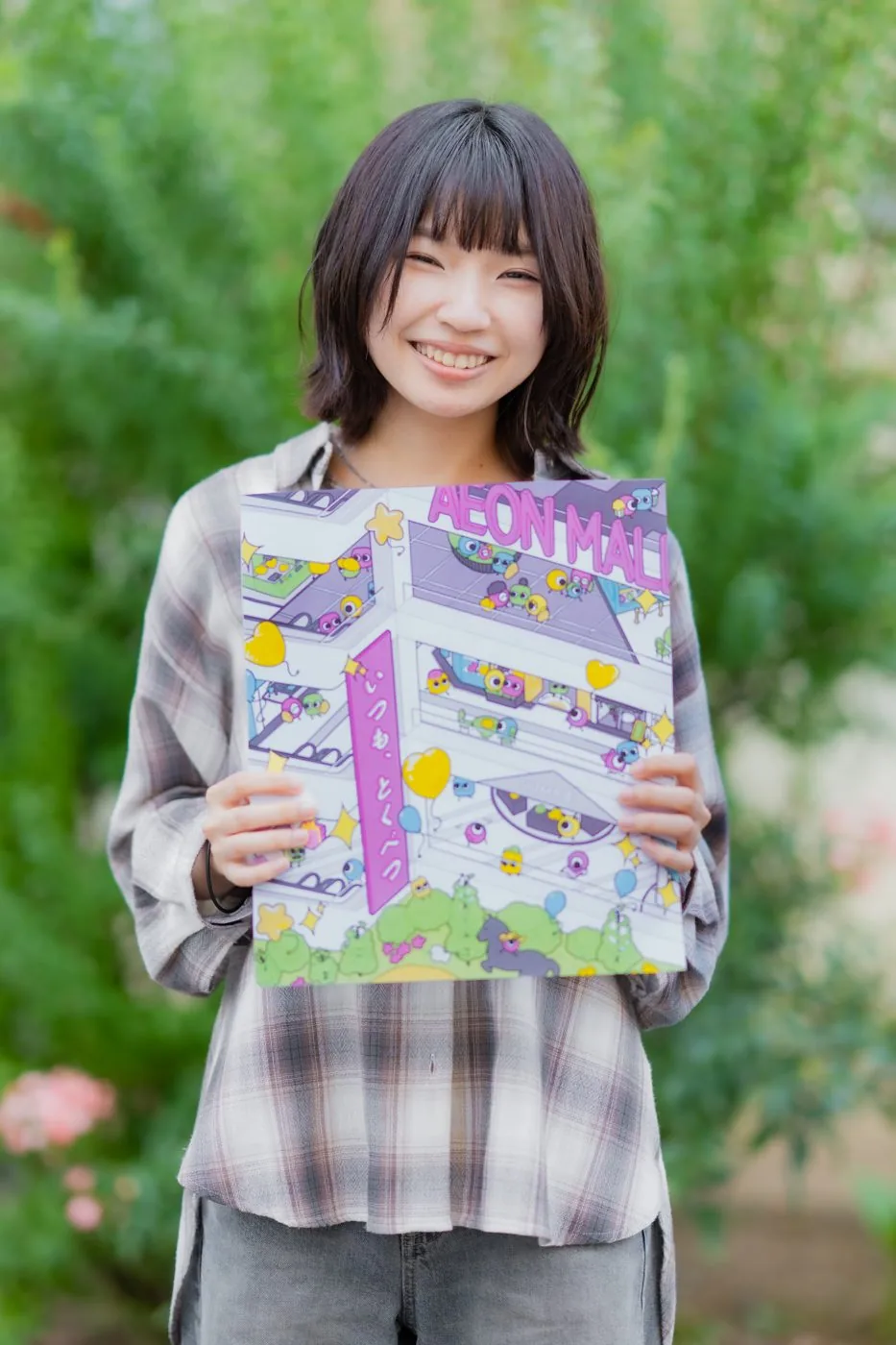 メインビジュアルを手にする吉池佑唯さん